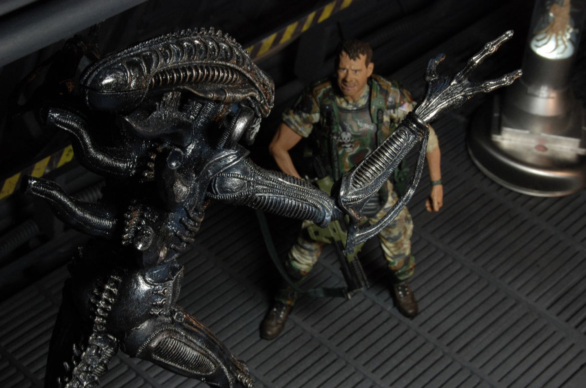 Figura NECA Aliens Serie 1 Xenomorph Warrior Versión Café