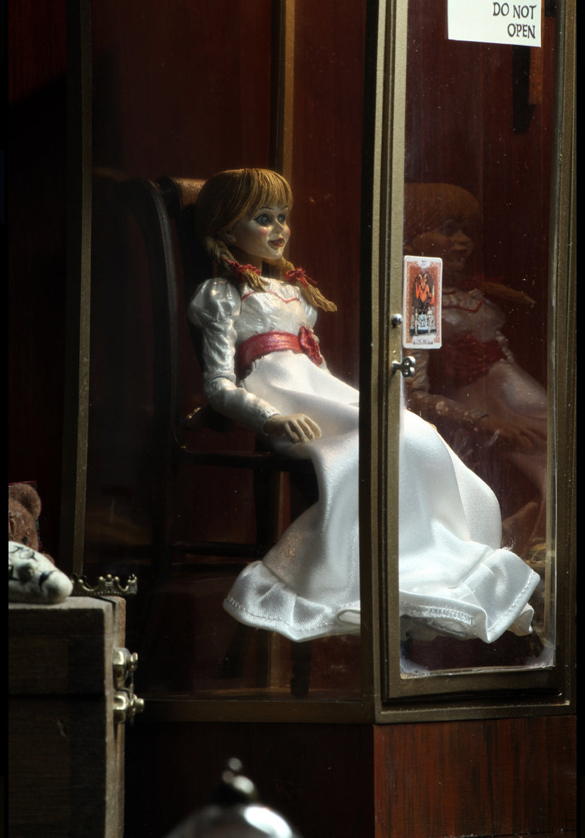 Figura NECA The Conjuring Universe Annabelle Versión Ultimate