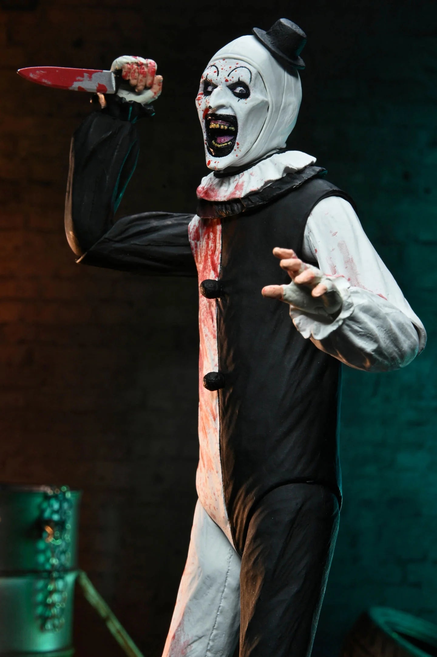 Figura NECA Terrifier ll Art The Clown (Blood Splattered) Versión Ultimate