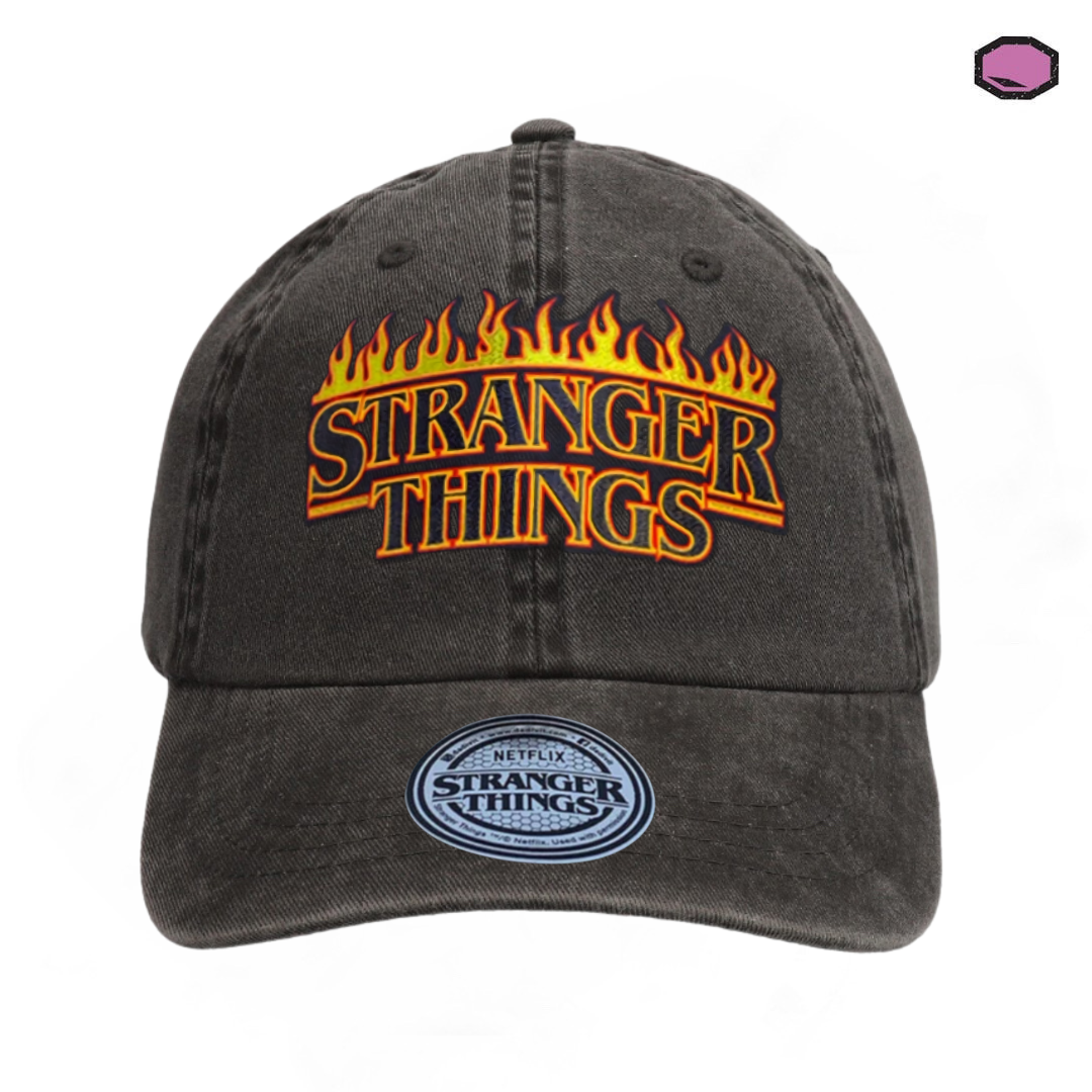 Gorra Stranger Things Logo en Llamas Gris Tipo Deslavada