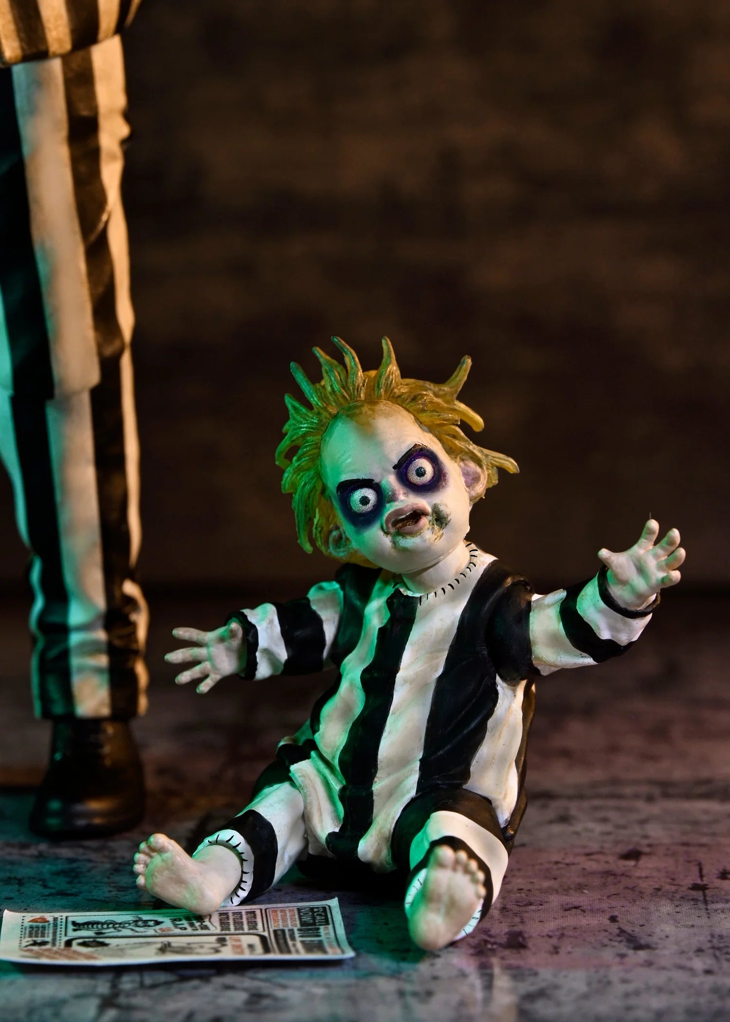Figura NECA Striped Suit Beetlejuice Versión Ultimate