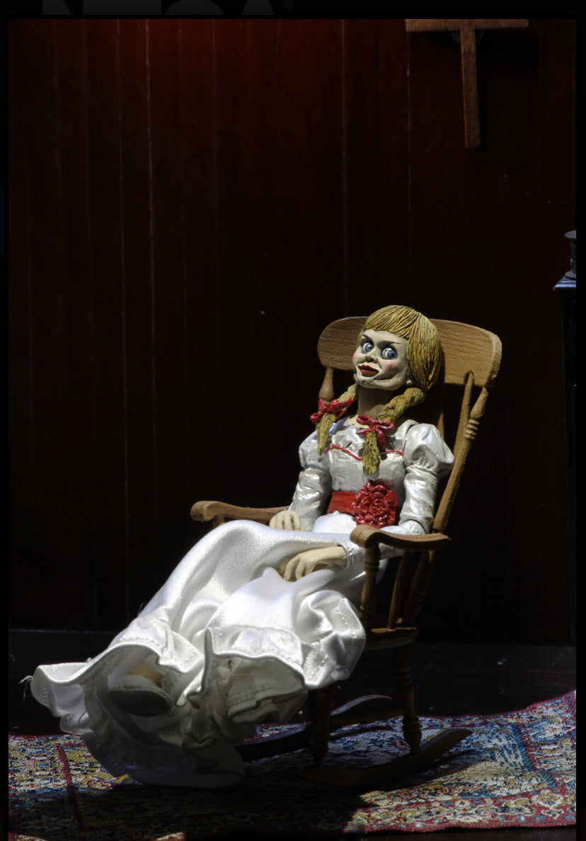 Figura NECA The Conjuring Universe Annabelle Versión Ultimate