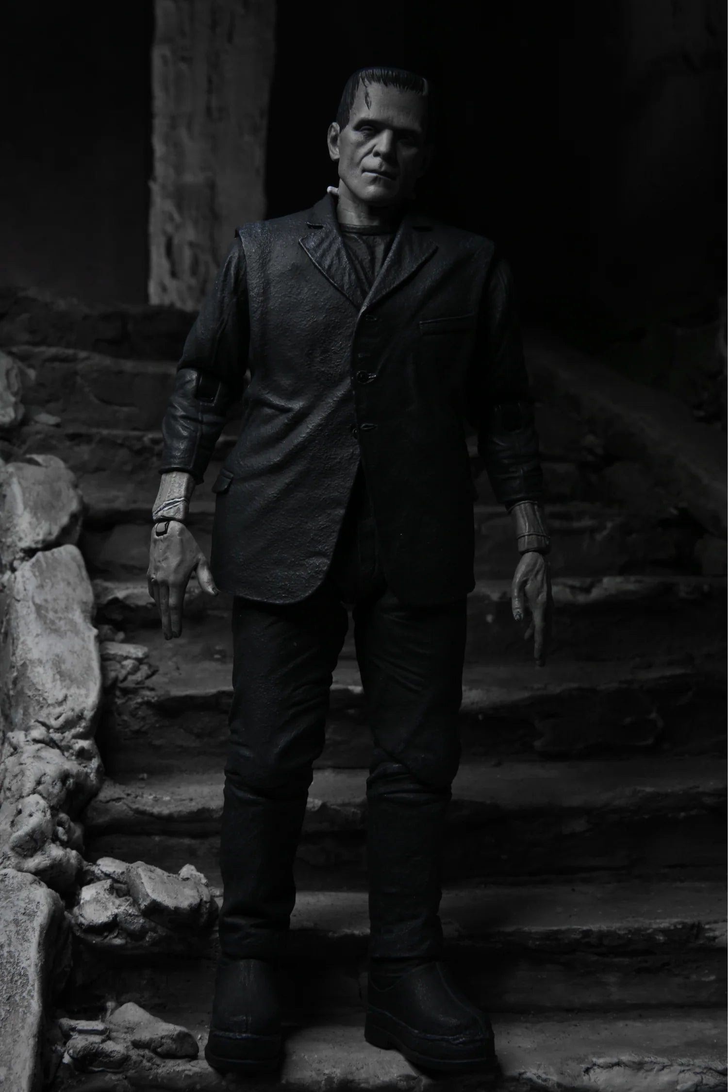 Figura NECA Universal Monsters Frankenstein Edición Blanco y Negro Versión Ultimate