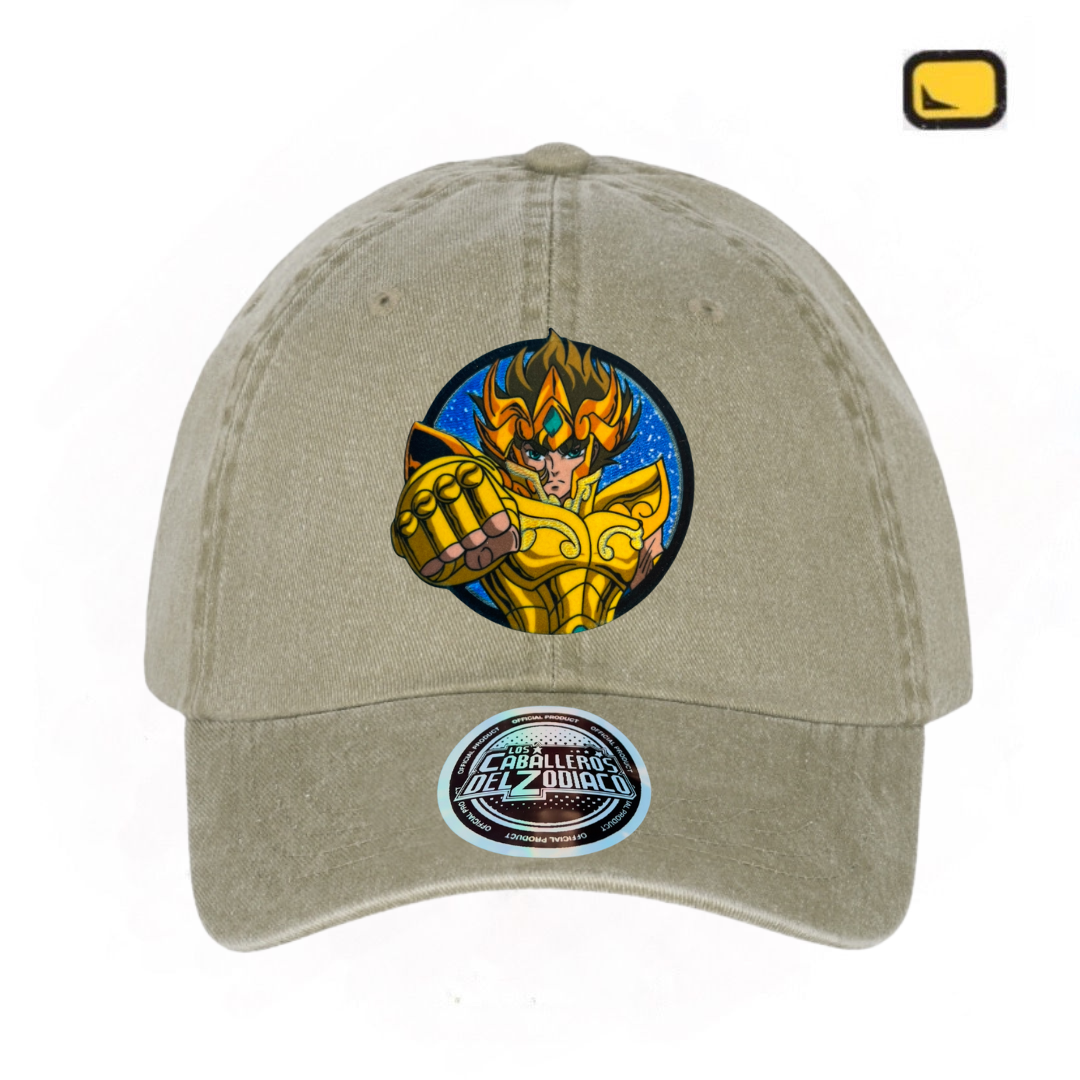 Gorra Los Caballeros del Zodiaco Aioria de Leo Beige Tipo Deslavada