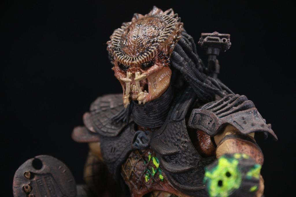Figura Mcfarlane Toys City Hunter Predator Edición Battle Damage