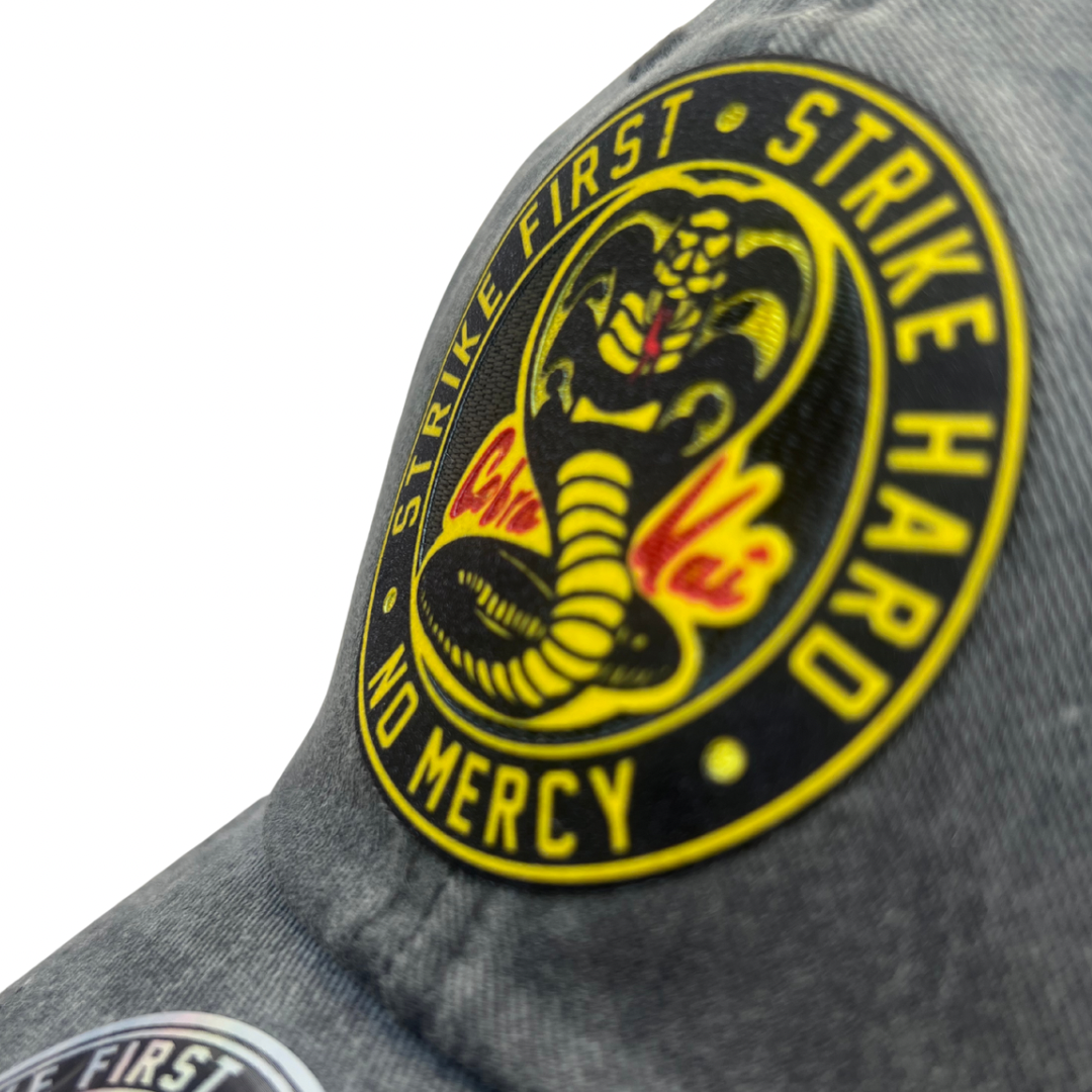 Gorra Cobra Kai Logo Gris Tipo Deslavada