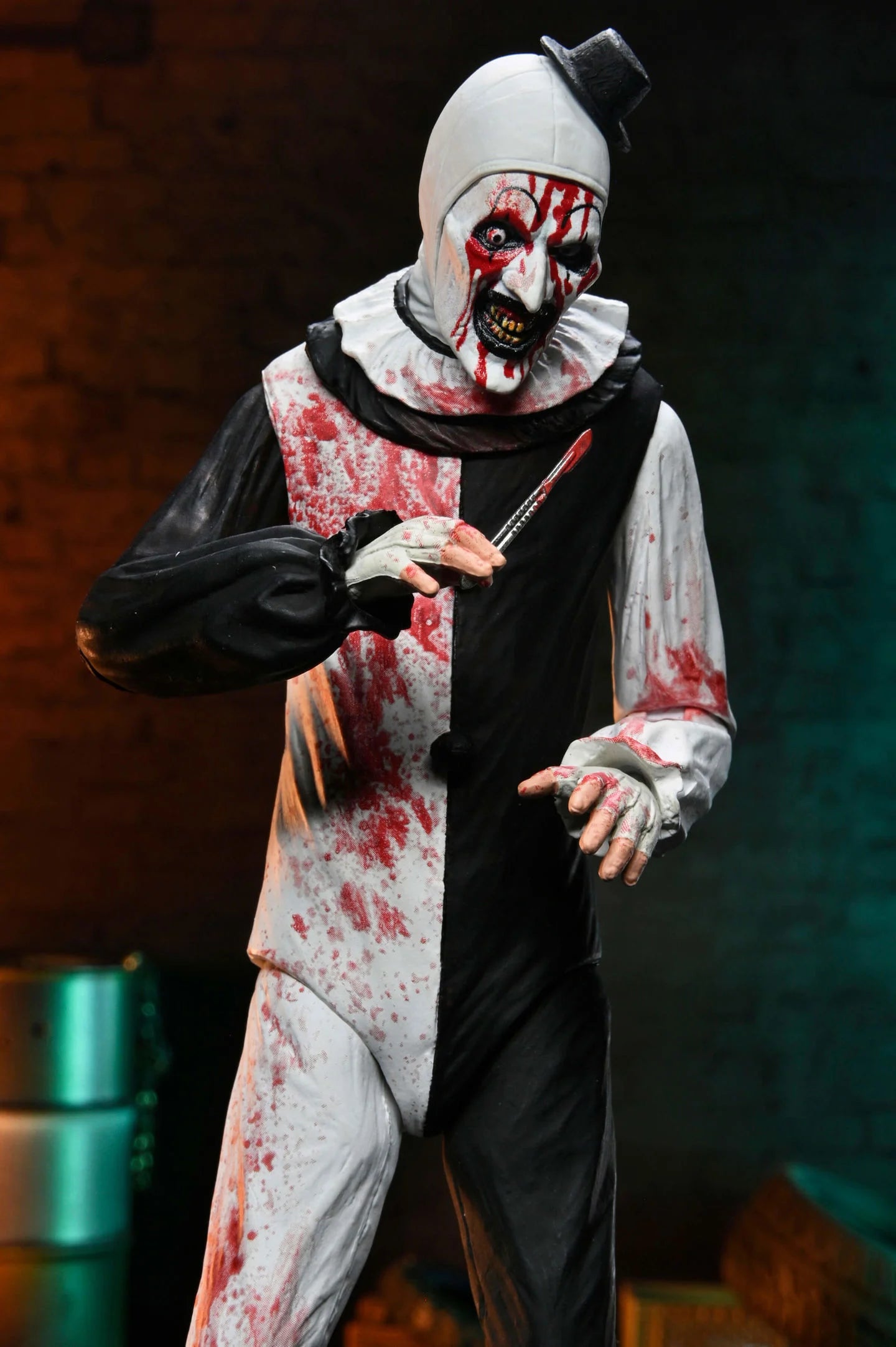 Figura NECA Terrifier ll Art The Clown (Blood Splattered) Versión Ultimate