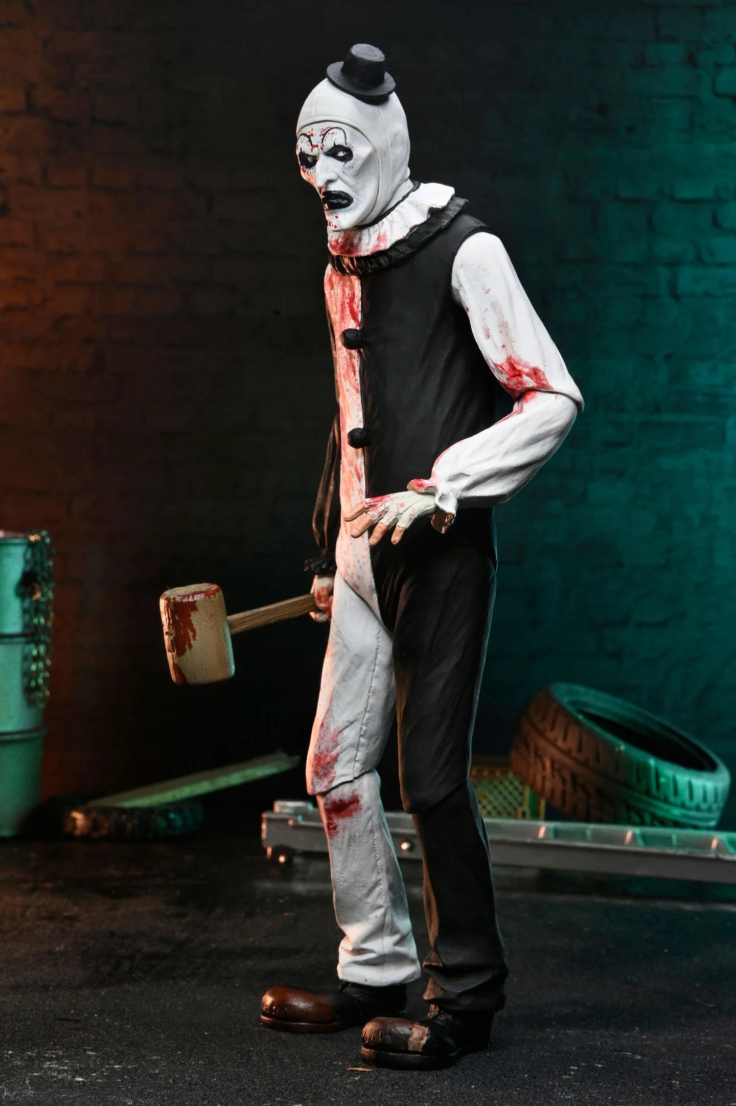 Figura NECA Terrifier ll Art The Clown (Blood Splattered) Versión Ultimate