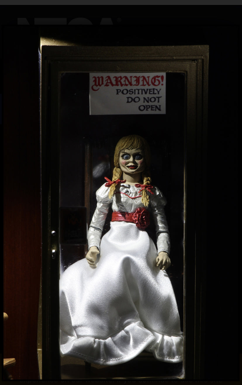 Figura NECA The Conjuring Universe Annabelle Versión Ultimate