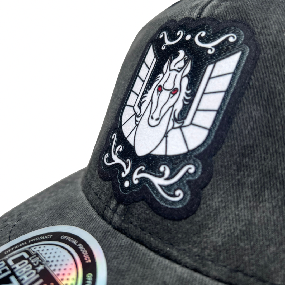 Gorra Los Caballeros del Zodiaco Caja de Pandora Pegaso Gris/Blanca Tipo Trucker Deslavada