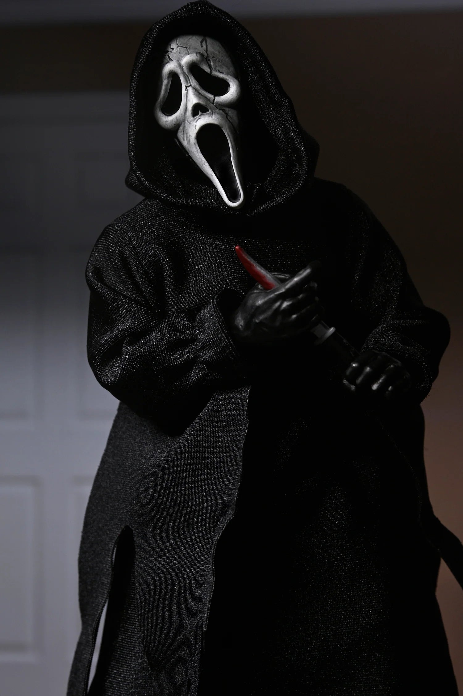 Figura NECA Ghostface The Icon of Halloween Edición Clothed