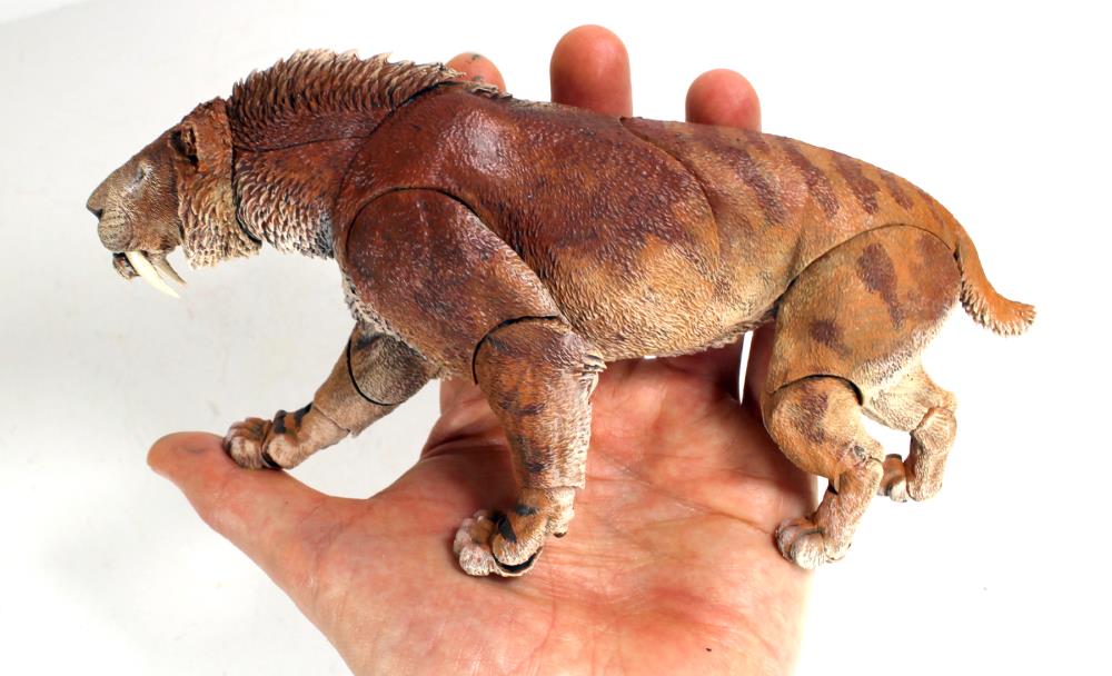 Figura Cyberzoic Smilodon Populator Escala 1/12