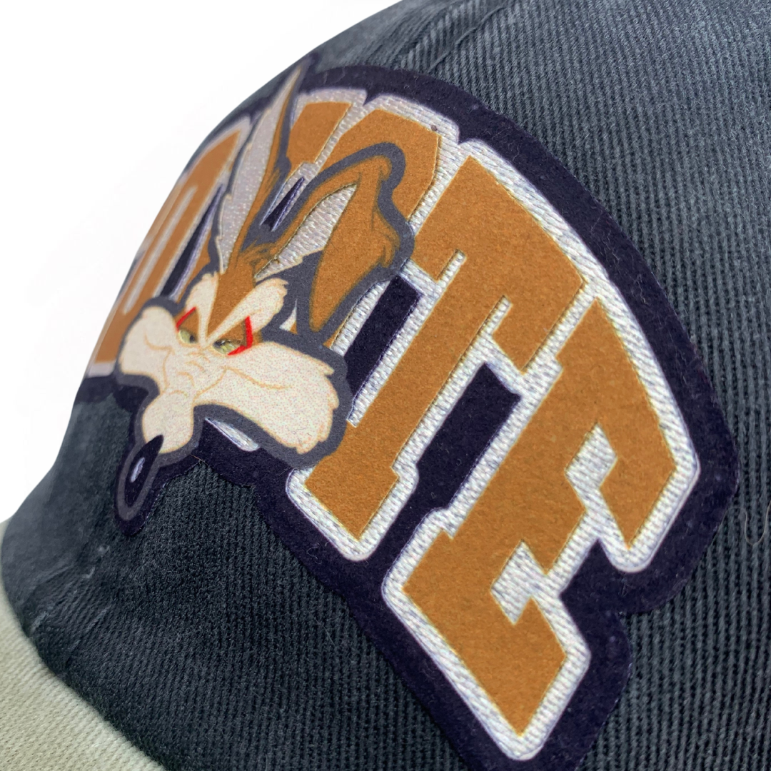 Gorra Looney Tunes Wile E. Coyote Gris/Beige Tipo Deslavada