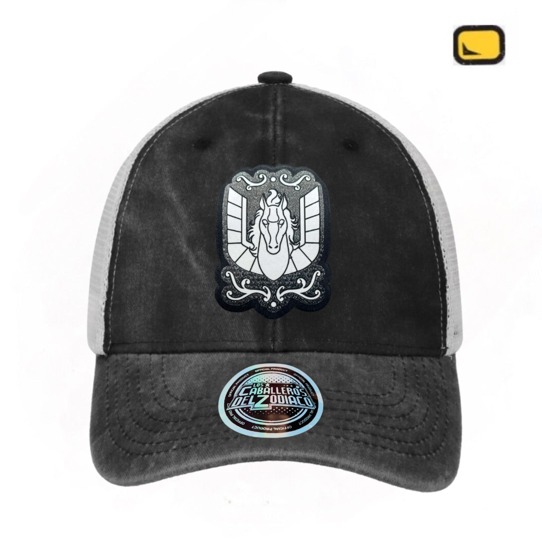 Gorra Los Caballeros del Zodiaco Caja de Pandora Pegaso Gris/Blanca Tipo Trucker Deslavada