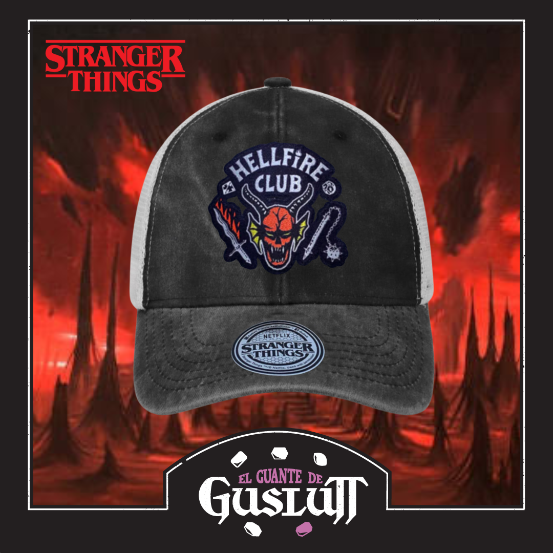 Gorra Stranger Things Emblema Club Hellfire Gris/Blanca Tipo Trucker Deslavada