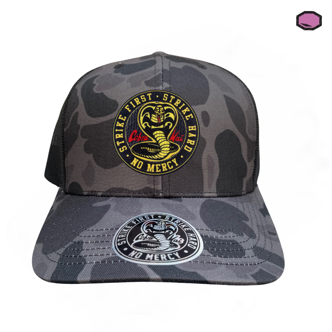 Gorra Cobra Kai Logo Camo Tipo Trucker Premium