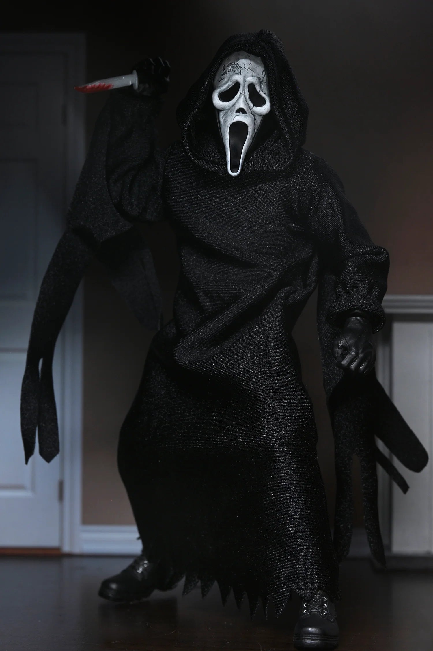 Figura NECA Ghostface The Icon of Halloween Edición Clothed