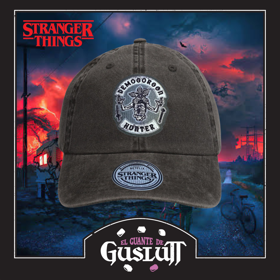 Gorra Stranger Things Emblema de Caza-Demogorgones Gris Tipo Deslavada