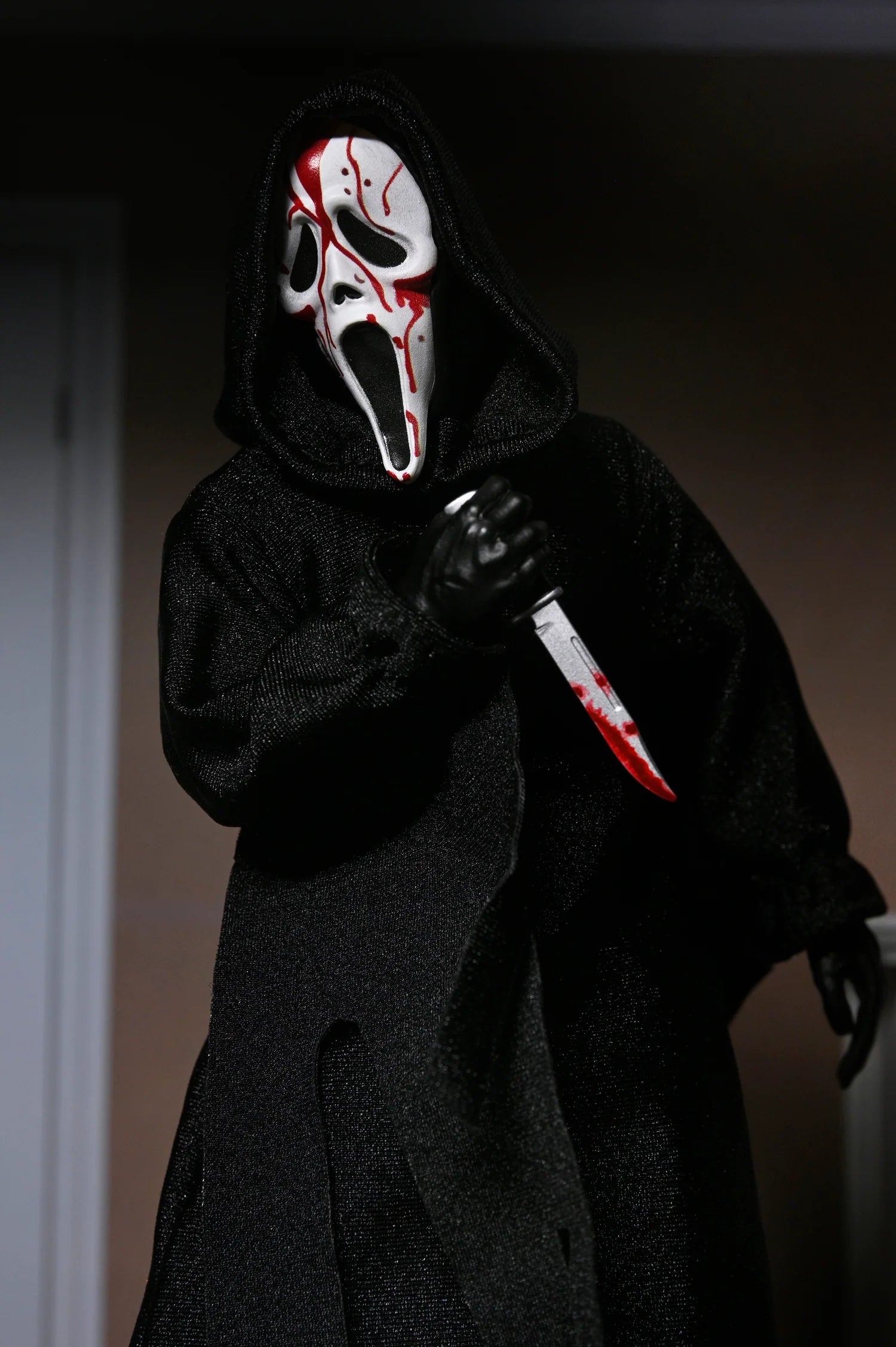 Figura NECA Ghostface The Icon of Halloween Edición Clothed