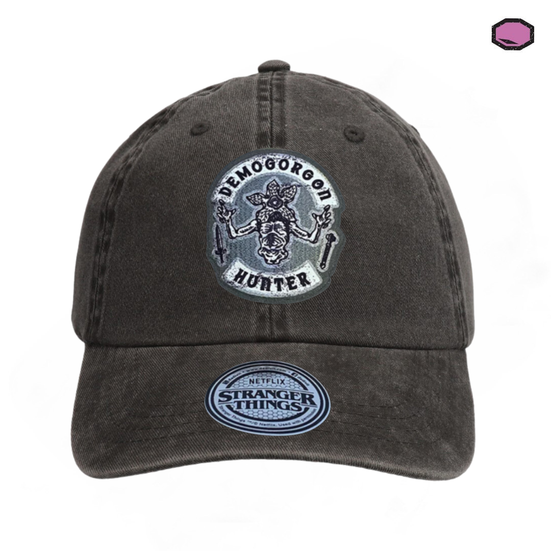 Gorra Stranger Things Emblema de Caza-Demogorgones Gris Tipo Deslavada