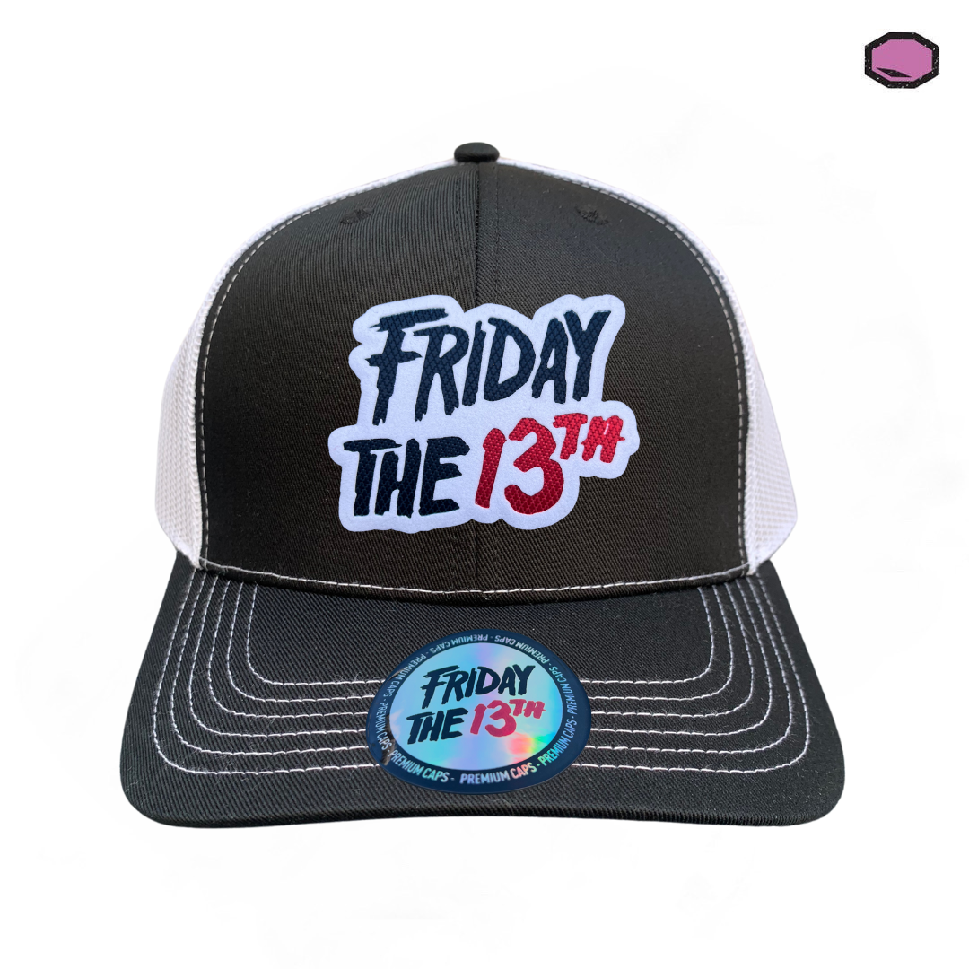 Gorra Friday the 13th Logo Clásico Negra/Blanca Tipo Trucker Premium
