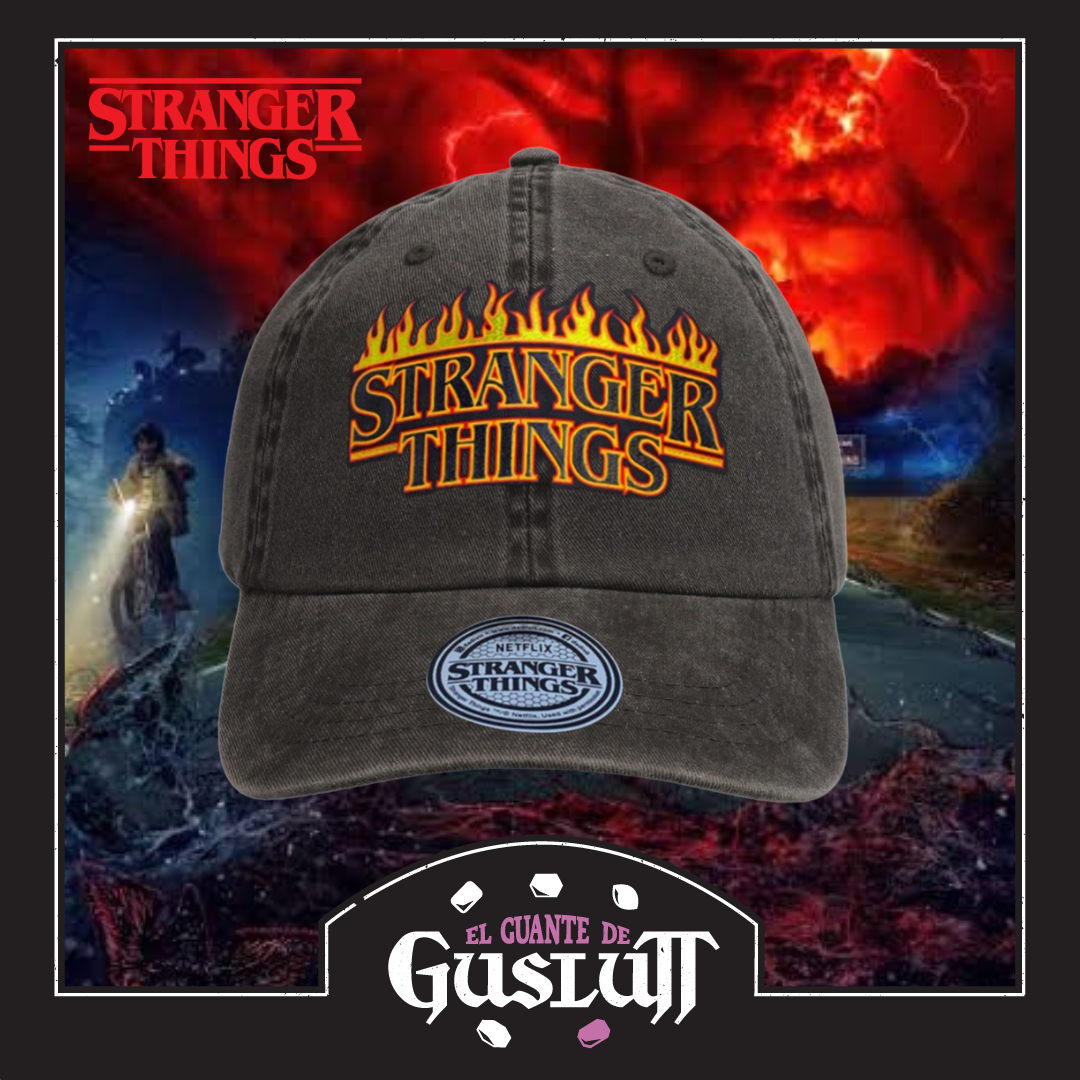 Gorra Stranger Things Logo en Llamas Gris Tipo Deslavada
