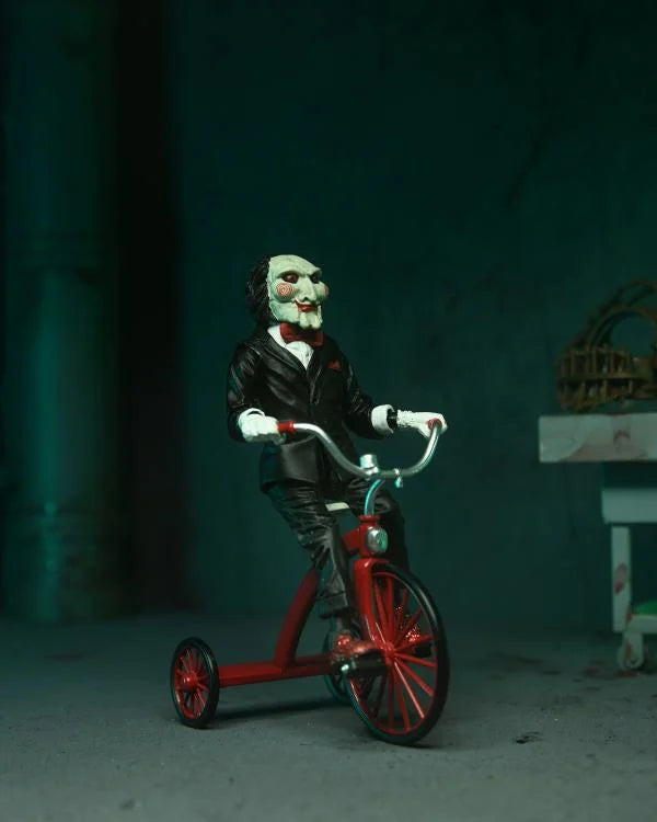 Figura NECA Saw Jigsaw Killer (Edición Bata Roja) Versión Ultimate