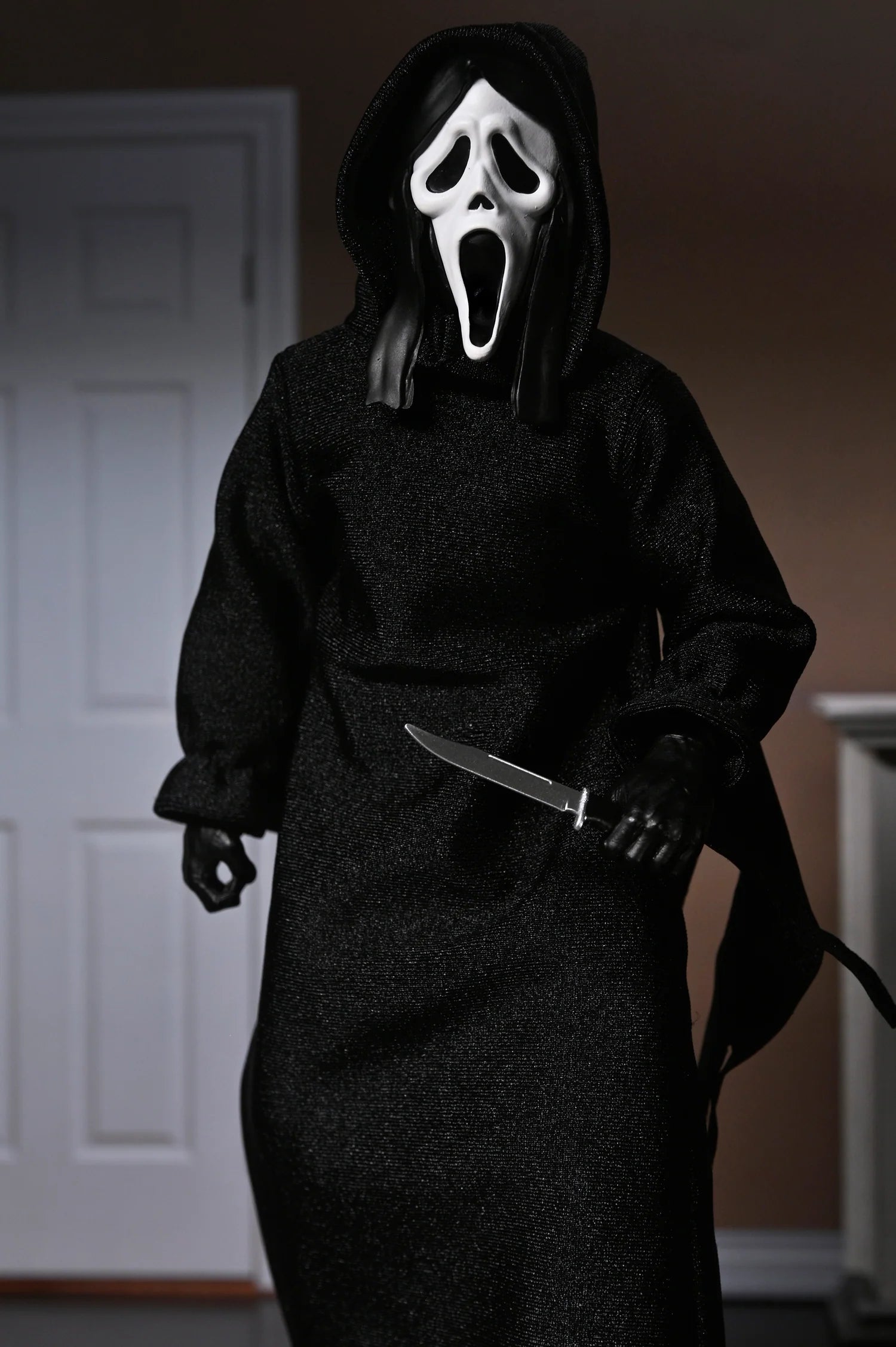 Figura NECA Ghostface The Icon of Halloween Edición Clothed