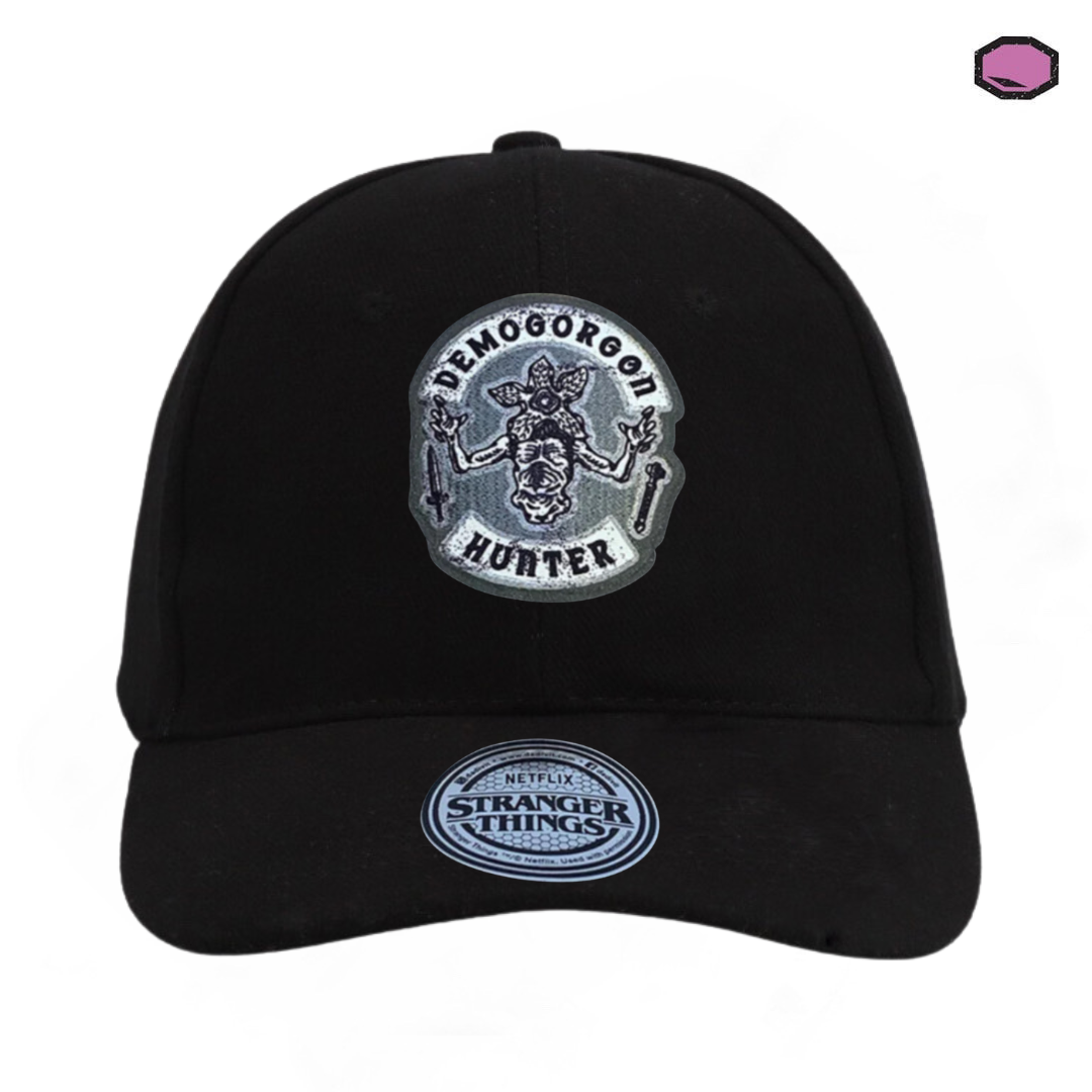 Gorra Stranger Things Emblema de Caza-Demogorgones Negra