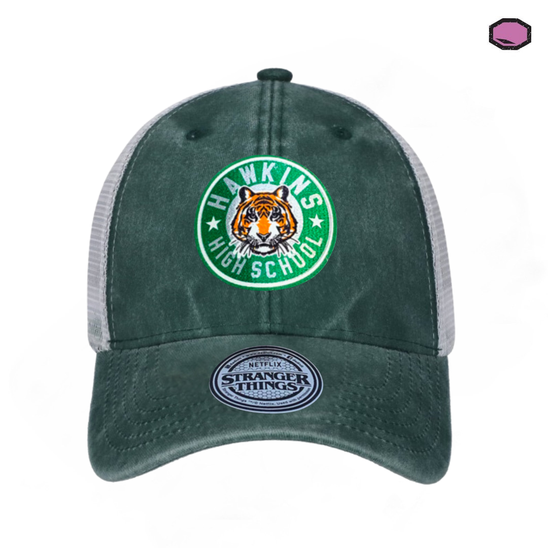 Gorra Stranger Things Emblema Preparatoria Hawkins Tipo Trucker
