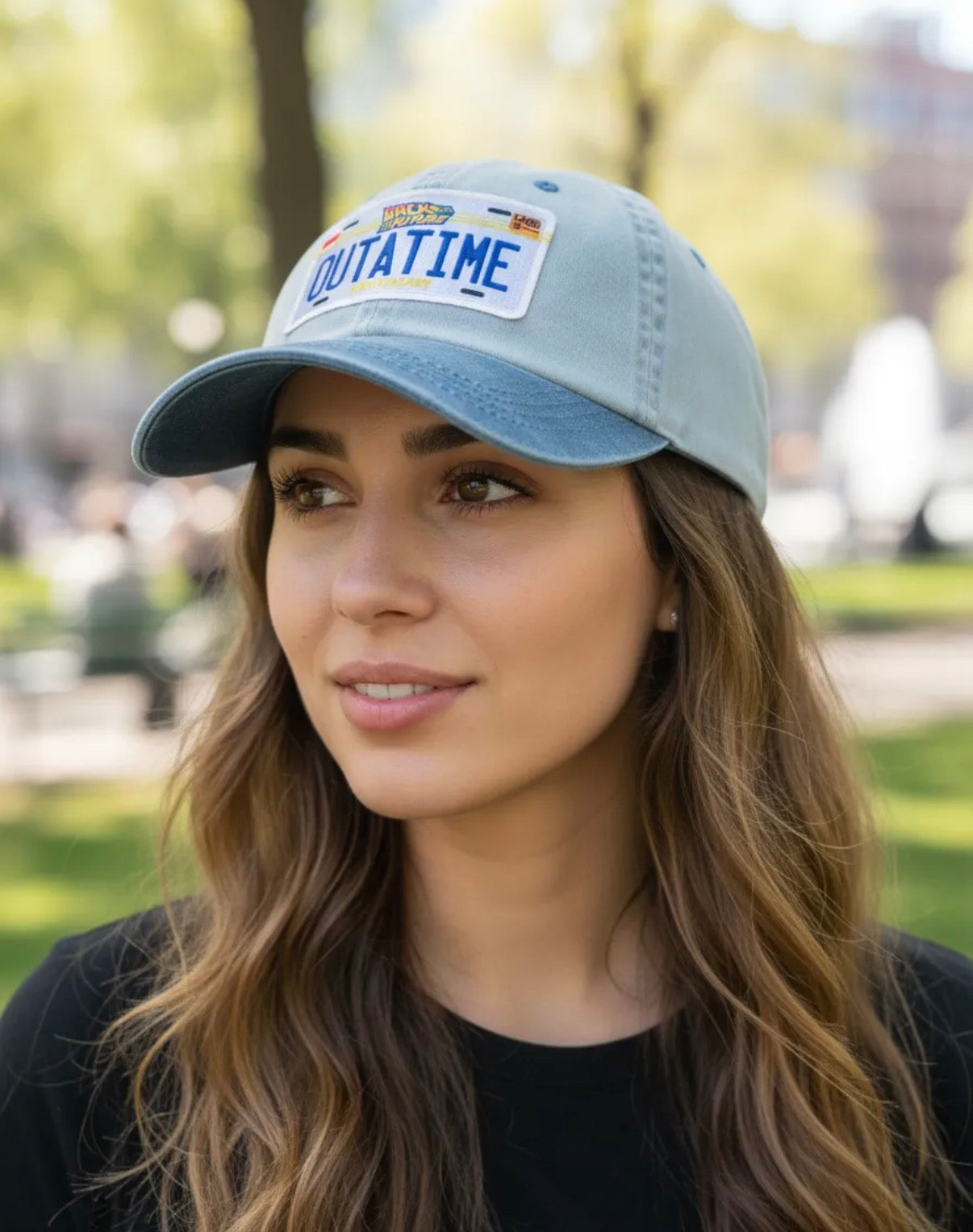 Gorra Back to the Future Placa Outatime 35 Aniversario Beige/Azul Tipo Deslavada