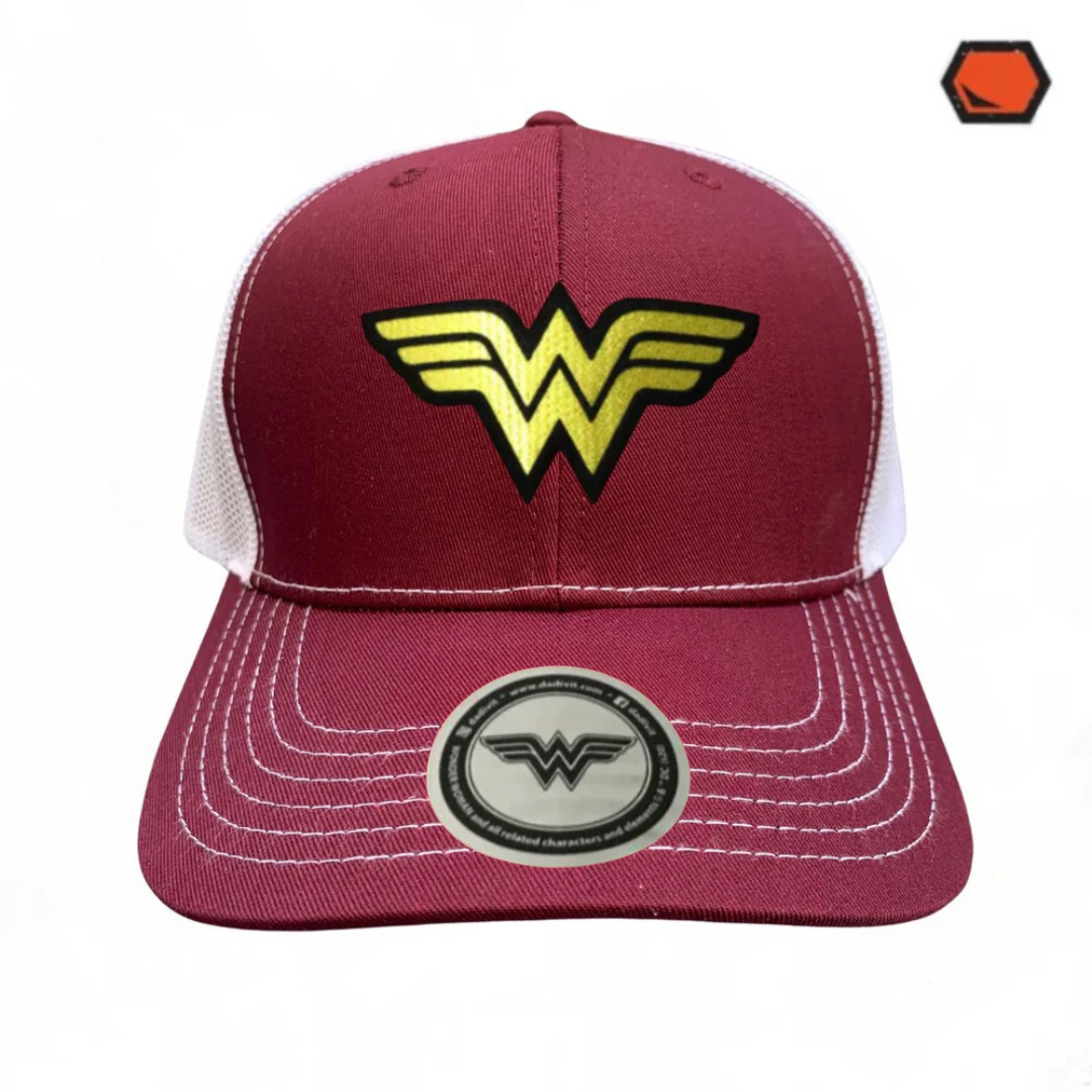 Gorra DC Comics Wonder Woman Logo Clásico Vino/Blanca Tipo Trucker Premium