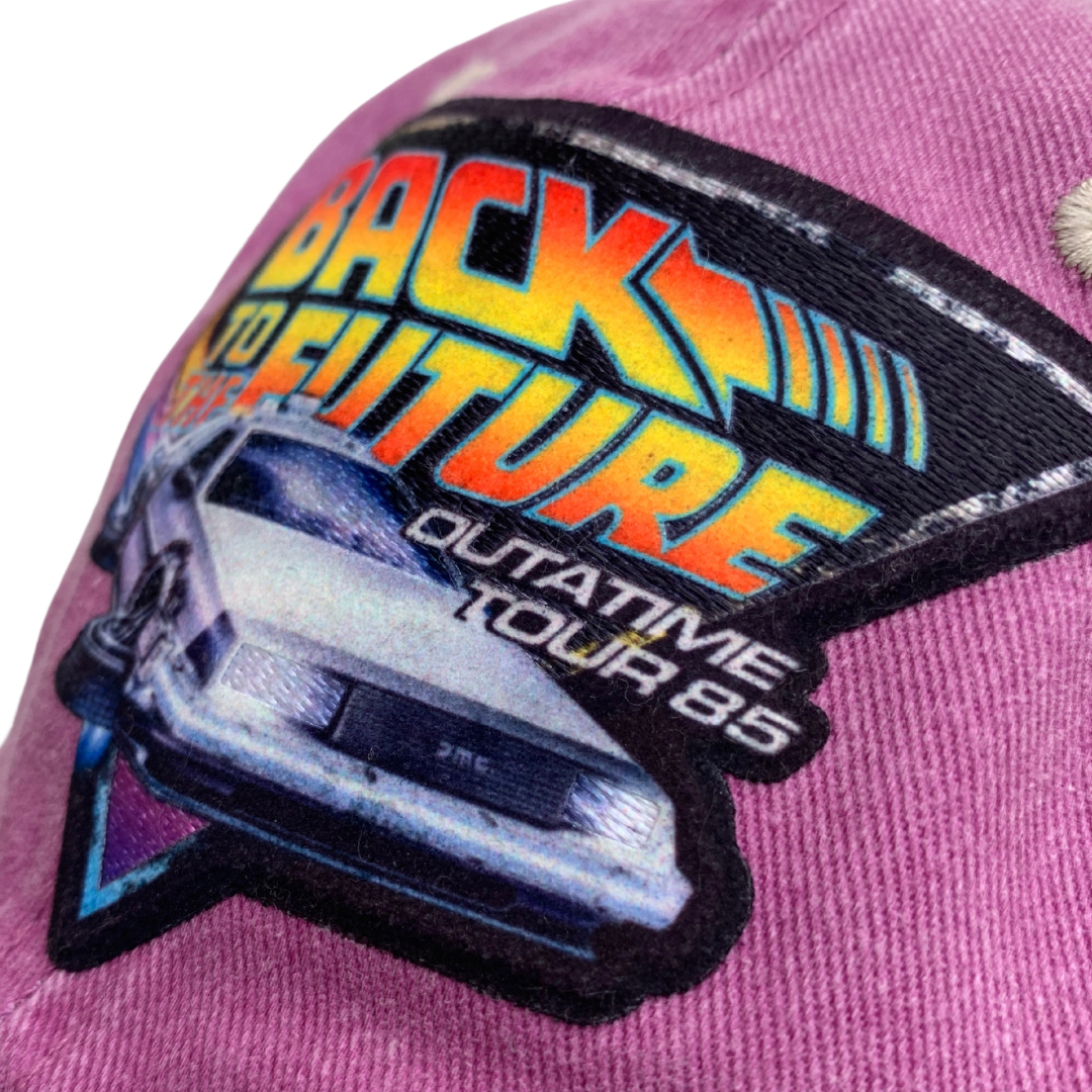 Gorra Back to the Future Outatime Tour 85 Uva/Beige Tipo Deslavada
