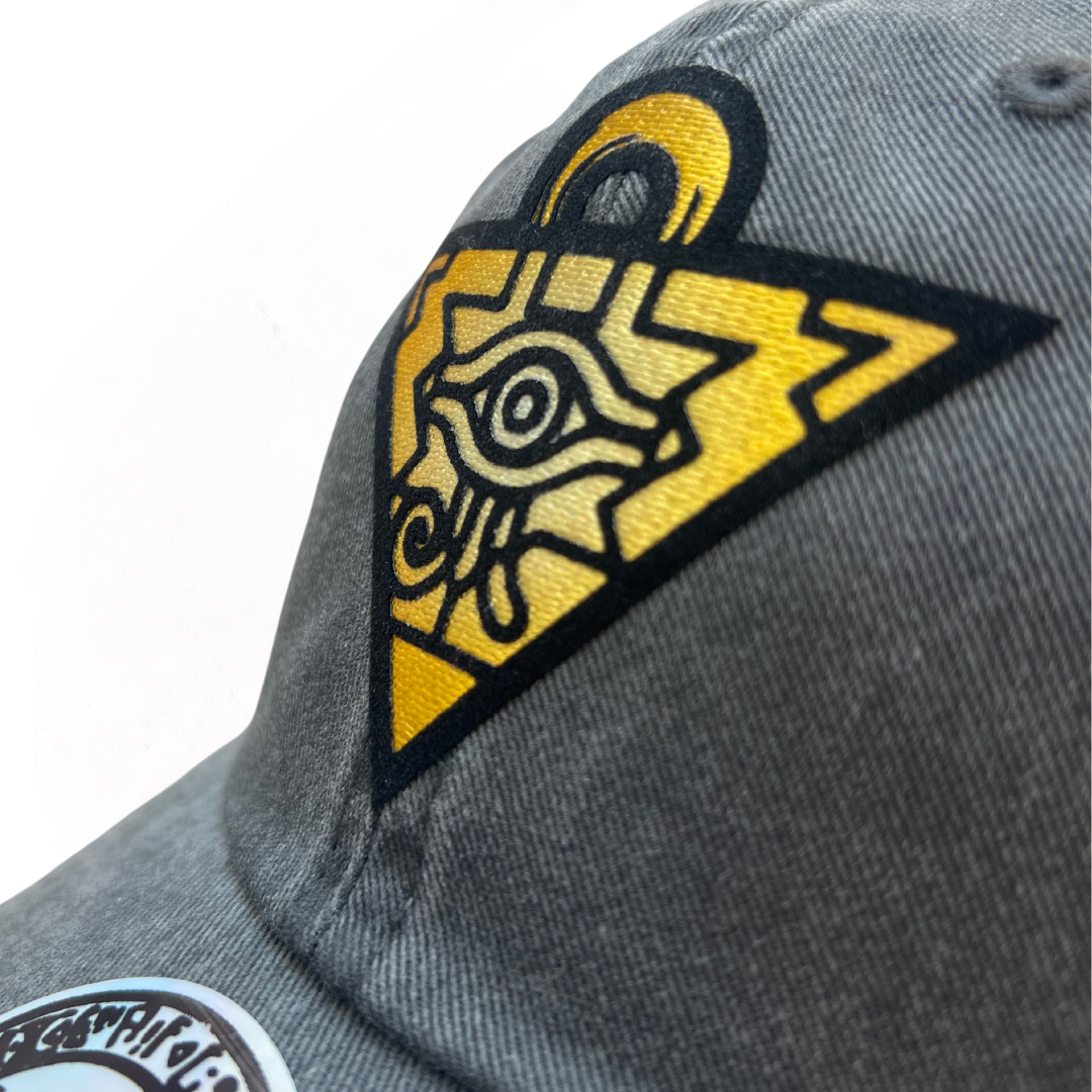 Gorra Yu-Gi-Oh! Rompecabezas del Milenio Gris Tipo Deslavada
