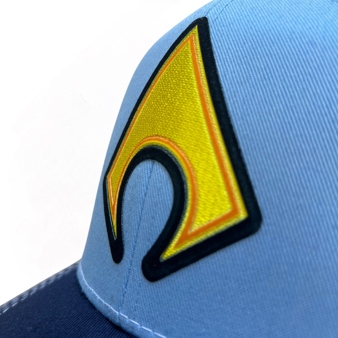 Gorra DC Comics Aquaman Logo Clásico Tricolor Tipo Trucker Premium