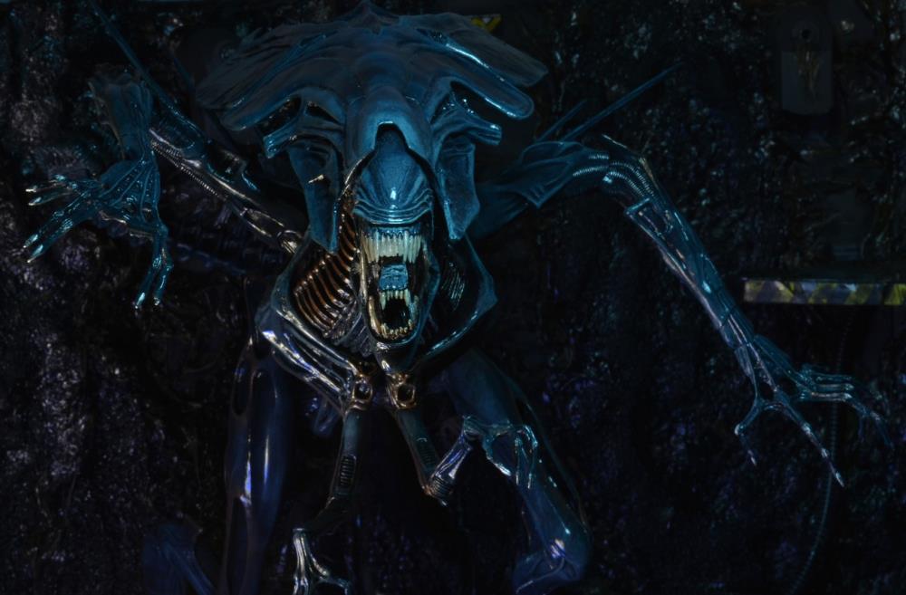 Figura NECA Aliens Xenomorph Queen Versión Ultra Deluxed