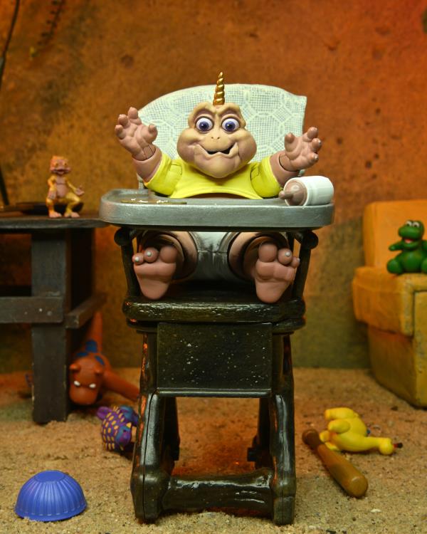 Figura NECA Dinosaurs Baby Sinclair Versión Ultimate