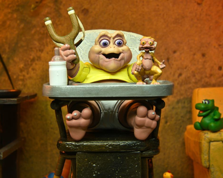 Figura NECA Dinosaurs Baby Sinclair Versión Ultimate