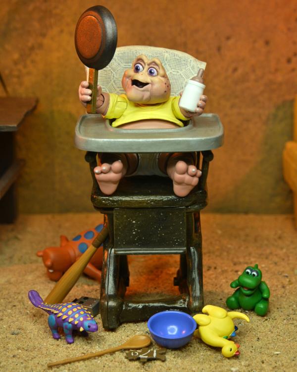Figura NECA Dinosaurs Baby Sinclair Versión Ultimate