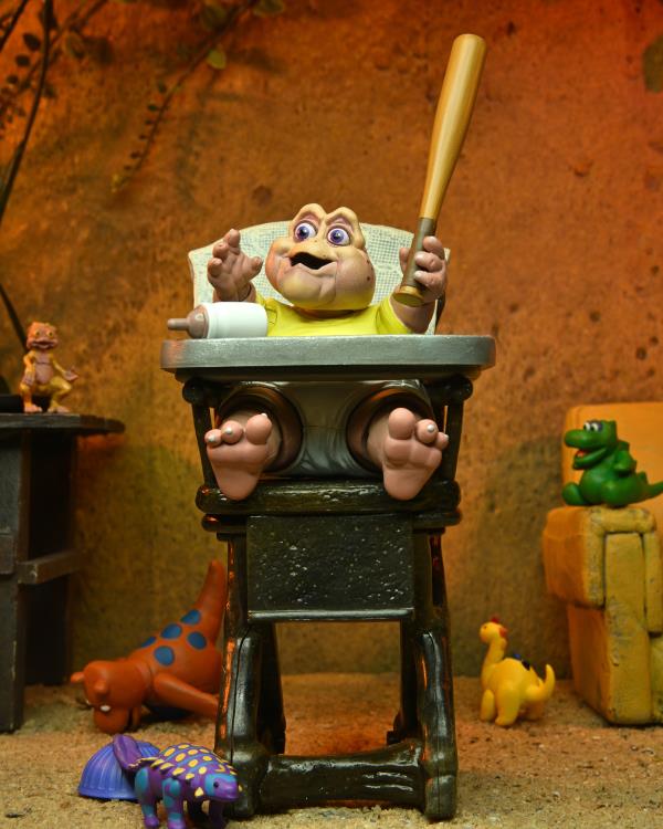 Figura NECA Dinosaurs Baby Sinclair Versión Ultimate