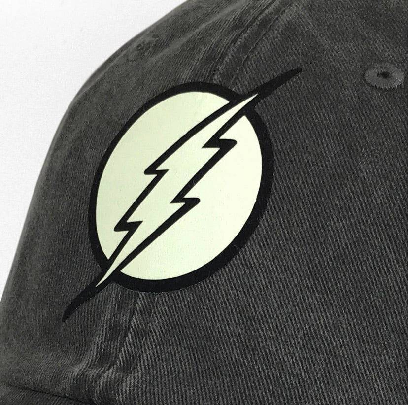 Gorra DC Comics Flash Logo con efecto de brillo en la oscuridad Gris Tipo Deslavada