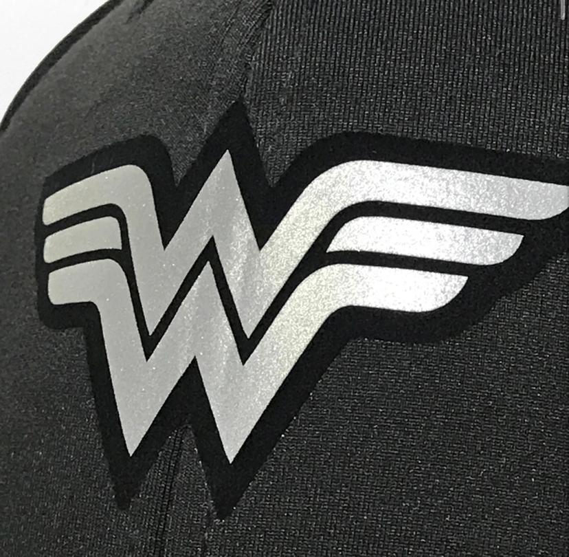 Gorra DC Comics Wonder Woman Reflective Logo Premium Flex Fit
