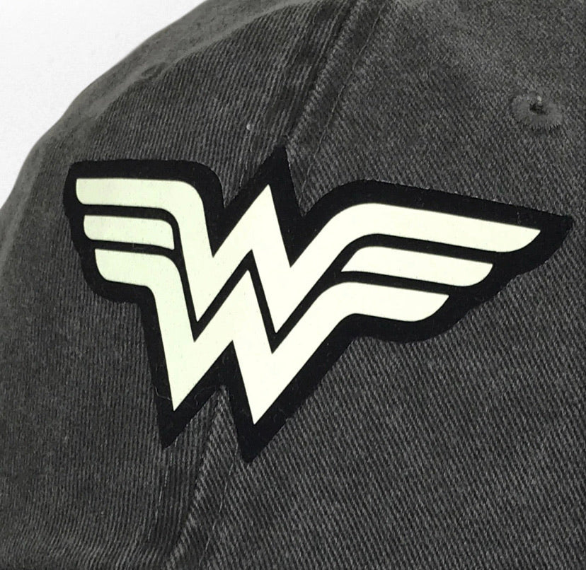 Gorra DC Comics Wonder Woman Logo con efecto de brillo en la oscuridad Gris Tipo Deslavada