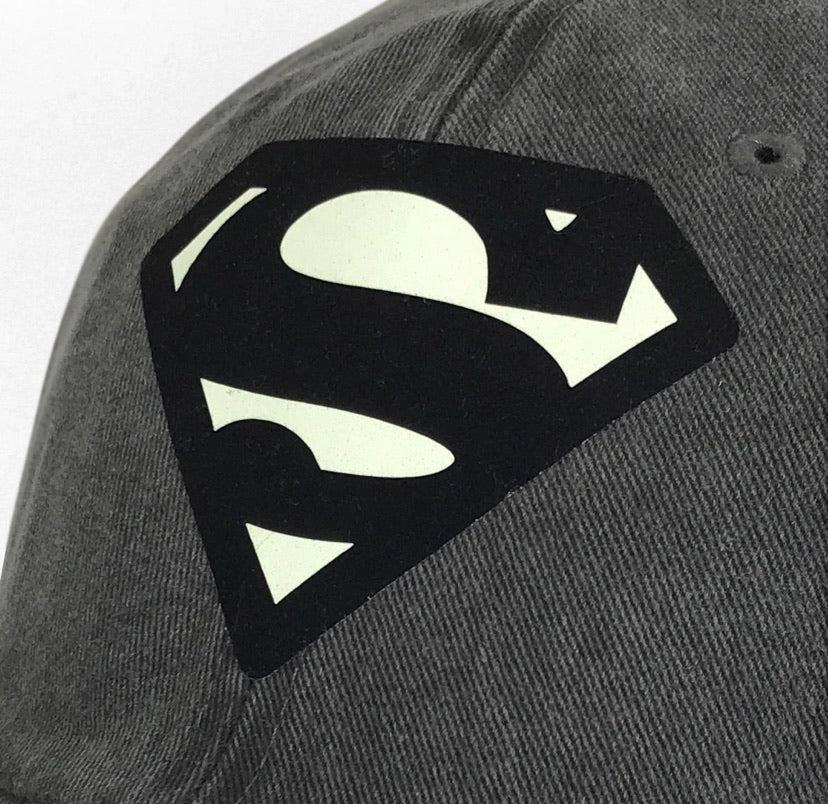 Gorra DC Comics Superman Logo con efecto de brillo en la oscuridad Gris Tipo Deslavada
