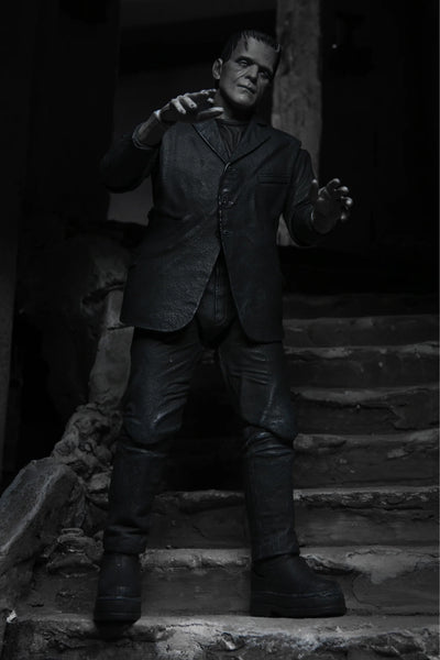 Figura NECA Universal Monsters Frankenstein Edición Blanco y Negro Versión Ultimate