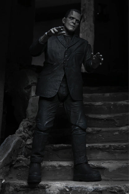 Figura NECA Universal Monsters Frankenstein Edición Blanco y Negro Versión Ultimate