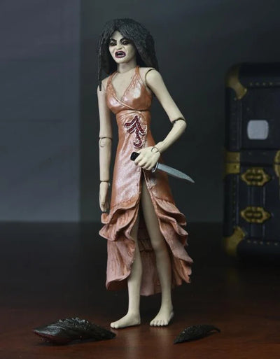 Figura NECA Puppet Master Leech Woman & Toulon's Puppet Case Versión Ultimate