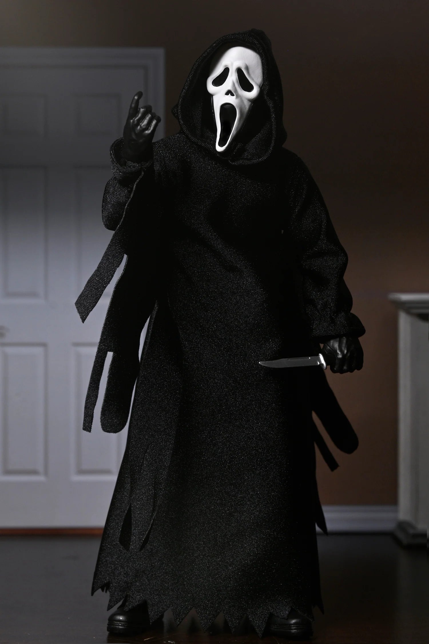Figura NECA Ghostface The Icon of Halloween Edición Clothed