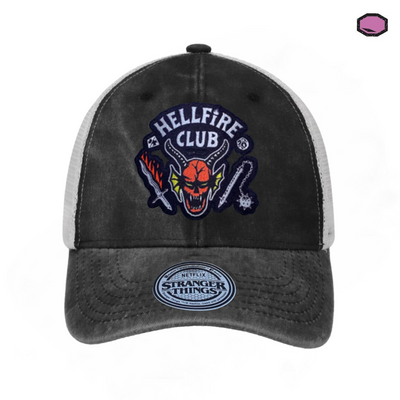Gorra Stranger Things Emblema Club Hellfire Gris/Blanca Tipo Trucker Deslavada