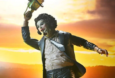 Figura NECA The Texas Chainsaw Massacre Pretty Woman Leatherface Edición 50 Aniversario Versión Ultimate